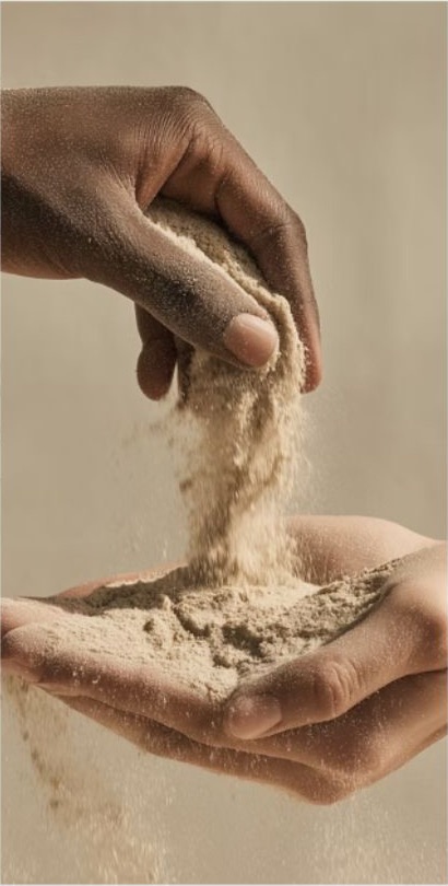 Sable qui s'écoule entre des mains
